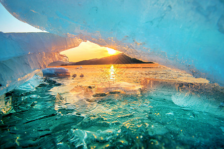 冰在融化冬天在日出时 冰块巨大而美丽 卵石 搁浅 水背景