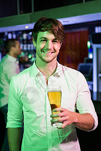 范冰冰男人装男人装着啤酒杯 周末活动 20多岁 喝 娱乐 酒精 酒吧背景