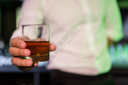 提供威士忌的酒客招待 酒保 喝 玻璃 酒吧前台背景图片