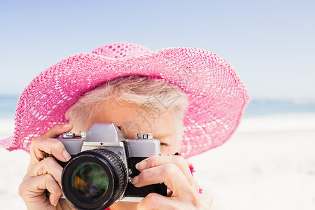 负责拍照的年长妇女 高级的 草帽 女士 老年 退休 波浪图片