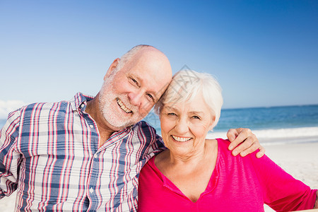 高龄夫妇拥抱的肖像背景图片