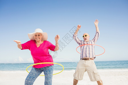 年长夫妇在做呼啦圈 海滩 退休 夫妻 锻炼 快乐的海洋高清图片素材