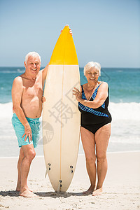 持冲浪板的老年夫妇 男性 夫妻 晴天 代 有趣高清图片