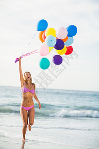 美丽的女人拿着气球 沙滩装 假期 金发 波浪 快乐的背景图片