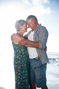 岁月已老在沙滩上拥抱老夫妇的情侣 头对头 男性 海滩 微笑背景