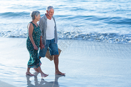 带野餐篮子的老年夫妇 海岸线 假期 双手 男人 支撑背景图片