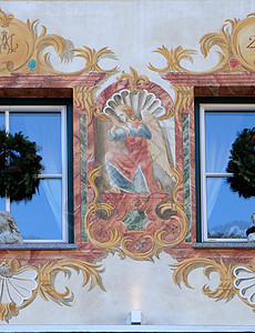 奥地利沃尔夫冈的圣沃尔夫冈 房屋外墙上的天使背景图片