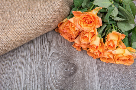 木制背景的橙色玫瑰 浪漫的 婚礼 木制的 花的 天 周年纪念日背景图片