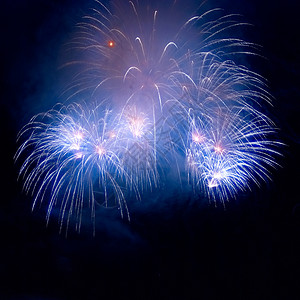 色彩多彩的蓝色烟花 周年纪念日 乐趣 天空 火 派对 火花背景图片