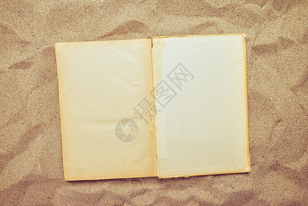 沙沙滩上古老开放书的顶端视图高清图片