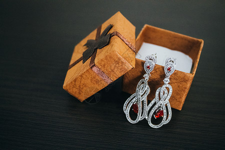 礼品 礼物盒里可爱的钻石耳环背景图片