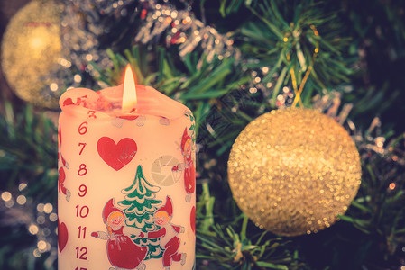 12月日历蜡烛和圣诞树背景图片