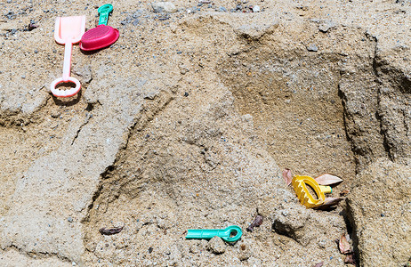 沙地上的玩具背景图片