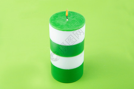 白绿条纹圆柱形手工蜡烛背景图片