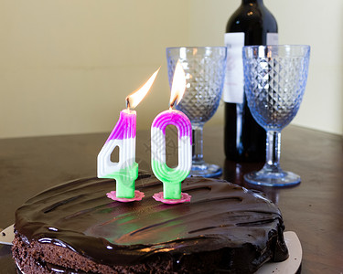 40个蜡烛在巧克力生日蛋糕上 点燃 火焰 第四十背景图片
