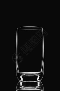 黑色背景上的空玻璃 光滑的 吐司 透明的 酒精 水晶 假期背景图片