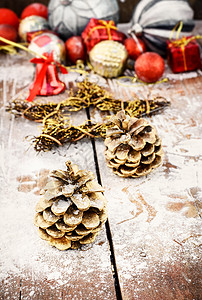 圣诞节的装饰 玩具 球 金的 喜庆的 十二月 雪背景图片