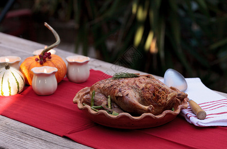 罗斯玛丽烤鸭 堆满了面包 陶器 红色的 家禽 桌面设置背景图片