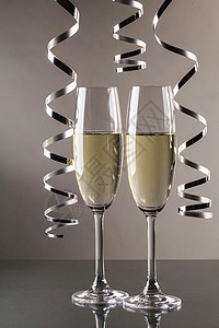 两杯香槟杯 金子 卡片 派对 浪漫的 庆典 玻璃 假期 卷曲背景图片