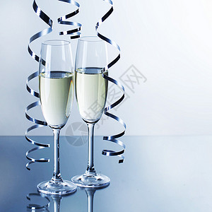 两杯香槟杯 周年纪念日 新年 卷曲 玻璃 庆典 庆祝 派对背景图片