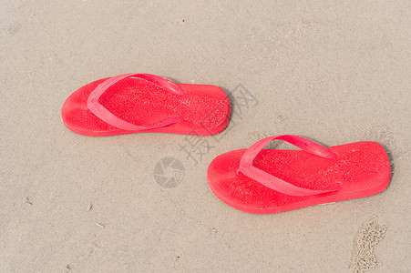 海滩上的红色凉鞋背景图片