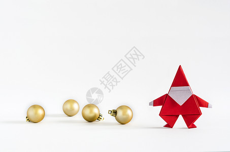 圣诞折纸圣诞老人纸手工艺品和白色背景的金球 问候语 折纸背景