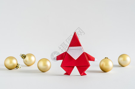 圣诞折纸圣诞老人纸手工艺品和白色背景的金球 快乐的 卡片背景