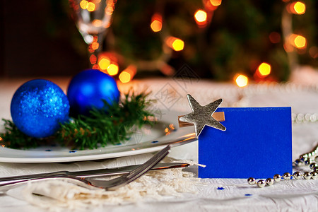 盛宴桌 装饰圣诞球和珠珠 刀 玻璃 奢华 沙里图片