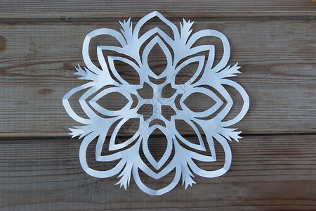 木桌上的纸雪花 插图 礼物 简单的 冰 卡片 庆祝 冬季背景图片