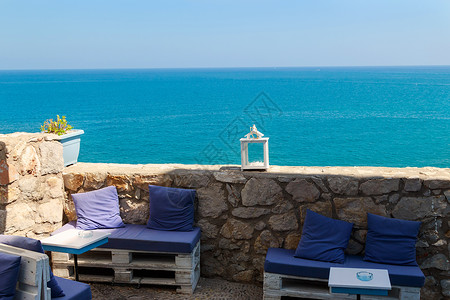 夏季阳台餐厅 旅游 午餐 蓝色的 海洋 水 椅子背景图片