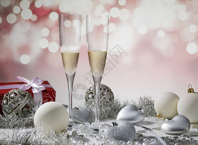 动图圣诞素材两杯香槟庆祝圣诞节与红色装饰和 gif 薄片背景