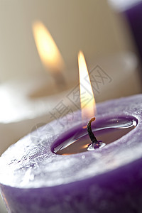 烧着紫色蜡烛背景图片