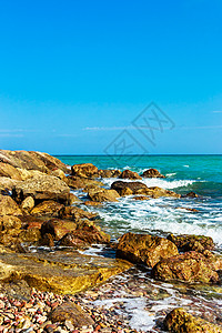 突破水岩 天空 海岸线 美丽 蓝色的 海洋 休息 码头背景图片