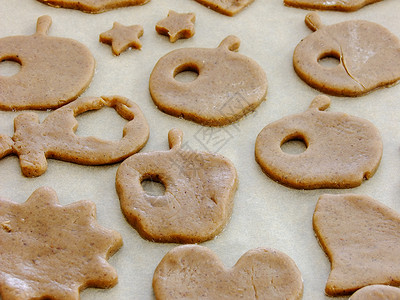 圣诞节的姜饼饼干制作公司 玩具 托盘 食物 喜庆的背景图片