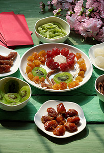 越南越战节越南果酱 绿色背景 越南菜 奇异果片 阴影 椰子 糖背景图片