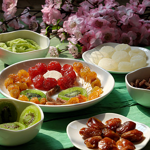 越南越战节越南果酱 木背景 奇异果 糖 李子酱 吃 农历新年背景图片