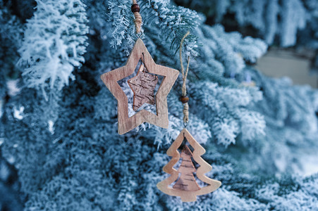 冬天一棵美丽的雪杉树上的木制圣诞玩具 假期背景图片