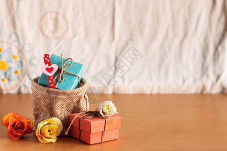 礼物和玫瑰放在木地板上高清图片