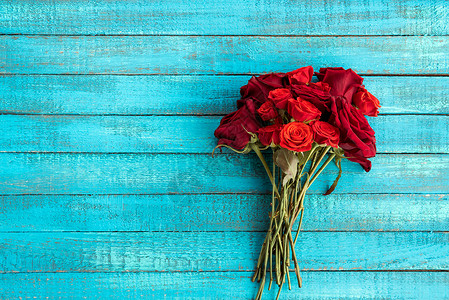 桌上的玫瑰花束背景图片