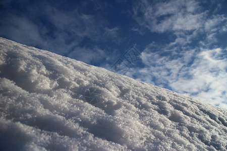 山坡上的白雪图片