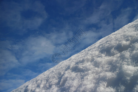 山坡白雪蓝天图片
