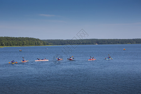 波兰马苏里州戈多皮沃湖的几条皮艇 自然 树高清图片