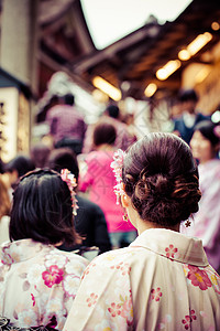 在京都清水津寺的樱花观赏中 日本妇女穿着一种叫木子野的传统礼服背景图片