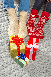 穿织袜子和圣诞礼物的腿 问候语 快乐的 裁剪镜头 新年 喜庆的背景图片
