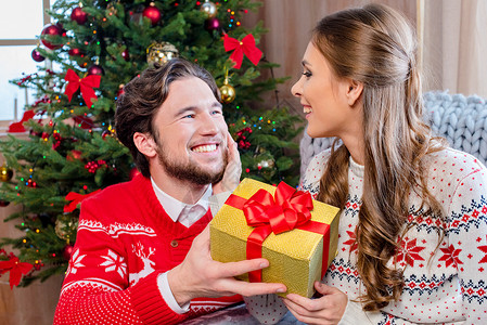 快活呀表情快乐的情侣与圣诞节礼物 水平的 快活的 女士 畅快 表情背景