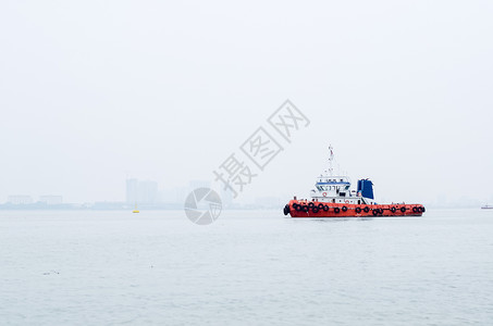 马来西亚热带海滩附近的船轮 男人 鱼 海浪 海洋背景图片