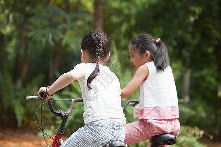 活跃的亚洲儿童在户外骑自行车 夏天 团体 乐趣背景图片
