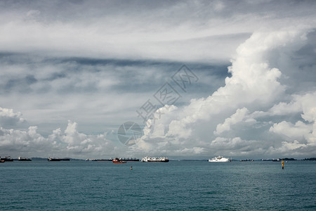 地平线上有许多船 天空多云图片