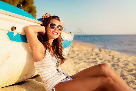 享受时间 水平的 阳光 女孩 海滩 幸福 快乐的 自然背景图片