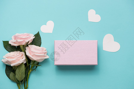 母亲节概念 粉红玫瑰和礼物盒 打开笔记本 庆祝 爱背景图片